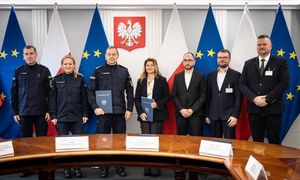 zdjęcie kolorowe: przedstawiciele polskiej policji podczas podpisania umowy