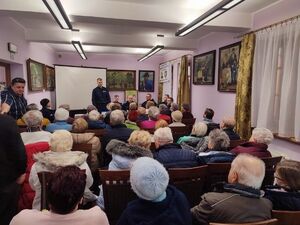 zdjęcie kolorowe: policjanci z V komisariatu podczas spotkania z seniorami katowickiej dzielnicy Giszowiec