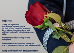 zdjęcie kolorowe: policjant trzymający różę