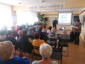 zdjęcie kolorowe: policjanci z Komisariatu Policji VII w Katowicach podczas debaty z mieszkańcami osiedla Tysiąclecia