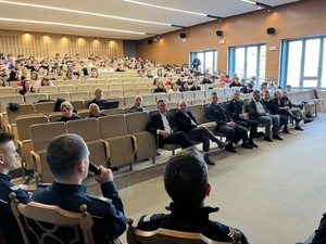 zdjęcie kolorowe: sala wykładowa akademii Wychowania Fizycznego w Katowicach i siedzący na krzesłach uczestnicy konferencji