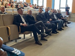zdjęcie kolorowe: Komendant Miejski Policji w Katowicach i inni zaproszeni goście podczas konferencji zorganizowanej na Akademii Wychowania Fizycznego w Katowicach