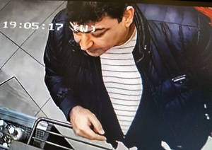 zdjęcie kolorowe: postawny brunet ubrany w biała koszulkę w paski i czarna skórzana kurtkę