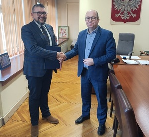 zdjęcie kolorowe: Pan Daniel Gaś – dyrektor Oddziału II  PKO Banku Polskiego w Katowicach i Zastępca Komendanta Miejskiego Policji w Katowicach mł. insp. Arkadiusz Stępień podczas spotkania.