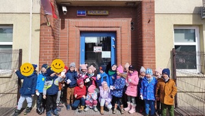zdjęcie kolorowe: przedszkolaki podczas wizyty w komisariacie