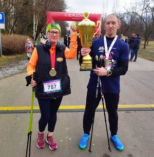 zdjęcie kolorowe: Anna Szyguła z pucharem i medalem za zdobycie pierwszego miejsca z kolegą