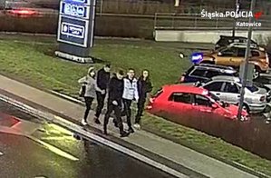 zdjęcie kolorowe: grupa 5 osób idąca chodnikiem, podejrzewana o pobicie dwóch nastolatków