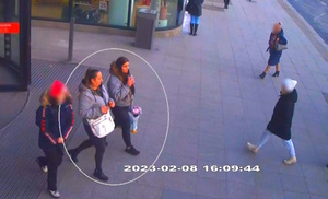 zdjęcie kolorowe: dwie kobiety z długimi włosami przed centrum handlowym, które podejrzewane są o kradzież saszetki