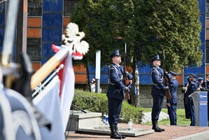 zdjęcie kolorowe: asysta honorowa policjantów przy przy Grobie Policjanta Polskiego w Katowicach
