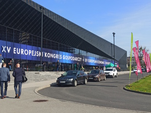 zdjęcie kolorowe: Hala Międzynarodowego Centrum Kongresowego gdzie odbywa się XV Europejski Kongres Gospodarczy