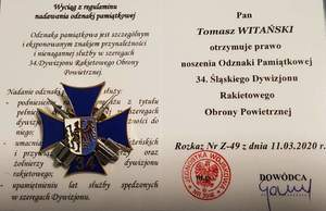 zdjęcie kolorowe: legitymacja i medal nadany przez Dowódcę Jednostki Wojskowej Nr 3946 z Bytomia, który odznaczył mł. asp. Tomasza Witańskiego Odznaką Pamiątkową 34. Śląskiego Dywizjonu Rakietowego Obrony Powietrznej