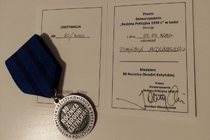 zdjęcie kolorowe: Legitymacja nr 80/2020  i medal wydana przez Prezesa Stowarzyszenia „Rodzina Policyjna 1939” w Łodzi Medalem 80 Rocznicy Zbrodni Katyńskiej.