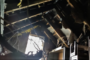 zdjęcie kolorowe: spalone poddasze domu