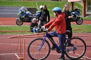 zdjęcie kolorowe: chłopak na rowerze biorący udział w  Ogólnopolskim Turnieju Bezpieczeństwa w Ruchu Drogowym