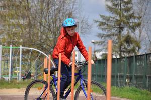 zdjęcie kolorowe: chłopak na rowerze wykonujący manewr na torze,  podczas  Ogólnopolskiego Turnieju Bezpieczeństwa w Ruchu Drogowym