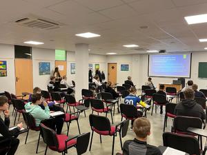 zdjęcie kolorowe:  uczestnicy Ogólnopolskiego Turnieju Bezpieczeństwa w Ruchu Drogowym podczas egzaminu z części teoretycznej