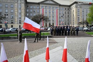 zdjęcie kolorowe: plac Bolesława Chrobrego w Katowicach i Kierownictwo Śląskiego Urzędu Wojewódzkiego w Katowicach, Wiceprezydent Katowic oraz Zastępca Komendanta Wojewódzkiego Policji w Katowicach insp. Artur Bednarek, a także przedstawiciele innych służb mundurowych podczas uroczystości Dnia Flagi Rzeczypospolitej Polskiej.