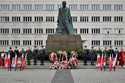 zdjęcie kolorowe: pomniki Wojciecha Korfantego w Katowicach i uroczystości z okazji rocznicy uchwalenia Konstytucji 3 Maja oraz 102. rocznicy wybuchu III Powstania Śląskiego
