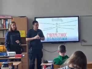 zdjęcie kolorowe: katowiccy policjanci podczas prelekcji na temat cyberprzestępczości