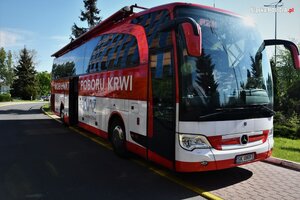 zdjęcie kolorowe: ambulans Regionalnego Centrum Krwiodawstwa i Krwiolecznictwa w Katowicach