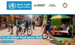 zdjęcie kolorowe: uliczka po której poruszają się piesi, rowerzyści i są zaparkowane rowery oraz napisy w języku angielskim o treści: 7th UN Global Road Safety Week, 15-21 May 2023,