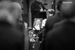 zdjęcie czarno-białe: fotografia Pani Teresy Brackiej - Wieloletniej Prezes Ogólnopolskiego Stowarzyszenia "Rodzina Policyjna 1939 roku".