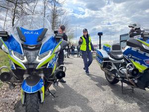 zdjęcie kolorowe: służbowe motocykle policjantów katowickiej drogówki
