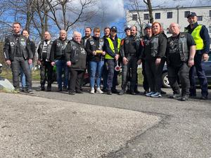 zdjęcie kolorowe: katowiccy policjanci  w towarzystwie motocyklistów ze stowarzyszenia „Moto Pistons Górny Śląsk” podczas pamiątkowego zdjęcia