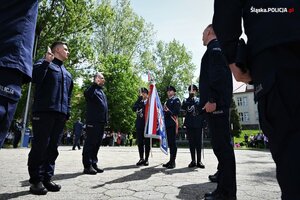 zdjęcie kolorowe: uroczyste ślubowanie nowo przyjętych policjantów