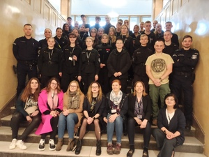 zdjęcie kolorowe: uczestnicy warsztatów "Kryminalne zagadki detektyw Sójki" podczas pamiątkowego zdjęcia