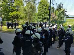 zdjęcie kolorowe: policjanci zgromadzeni przy stadionie GKS-u Katowice