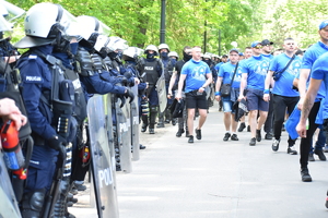 zdjęcie kolorowe: policjanci zabezpieczający przemarsz kibiców chorzowskiej druzyny