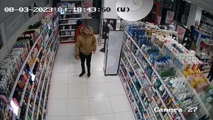 zdjęcie kolorowe: wizerunek podejrzewanego o kradzież szczoteczek do zębów w sklepie kosmetycznym
