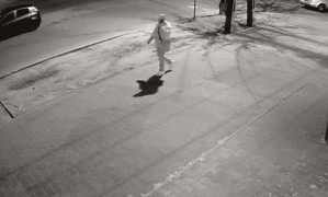 zdjęcie kolorowe: wizerunek mężczyzny podejrzewanego o kradzież lusterek samochodowych