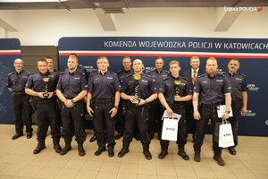 zdjęcie kolorowe: zwycięzcy wojewódzkie eliminacje do Ogólnopolskich Zawodów Policjantów Prewencji Turniej Par Patrolowych „Patrol Roku” 2023 podczas pamiątkowego zdjęcia