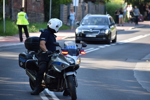zdjęcie kolorowe: policjant katowickiej drogówki na motorze