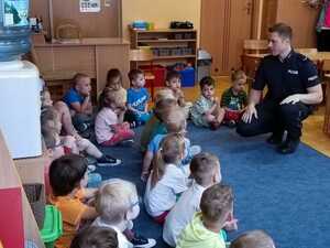 zdjęcie kolorowe: katowicki dzielnicowy podczas spotkania z przedszkolakami