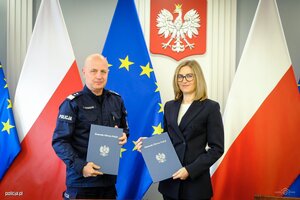zdjęcie kolorowe: Komendant Główny Policji gen. insp. Jarosław Szymczyk z Panią Anitą Oleksiak Prezes Polskiej Agencji Żeglugi Powietrznej