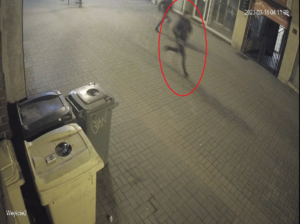 zdjęcie kolorowe: zdjęcia z monitoringu miejskiego, dwóch mężczyzn biegnących nocą ulicami Katowic