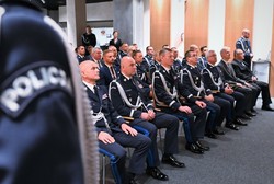 zdjęcie kolorowe: uroczystość, podczas której zostały wręczone odznaczenia "100-lecia Policji Województwa Śląskiego". Wśród uhonorowanych nie zabrakło szefa śląskich policjantów - nadinsp. Romana Rabsztyna oraz Komendantów Wojewódzkich Policji z Kielc, Opola, Wrocławia i Rzeszowa.