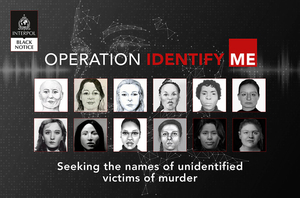 zdjęcie kolorowe: plakat Operacji Interpolu „Identify Me&quot; przedstawiający wizerunki 22 kobiet, które prawdopodobnie zostały zamordowane w Belgii, Niemczech i Holandii, ale których tożsamości nigdy nie ustalono. Większość z nich straciła życie 10, 20, 30, a nawet 40 lat temu.