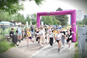 zdjęcie kolorowe: uczestniczy biegu pn. „Biegam zamiast …” na starcie