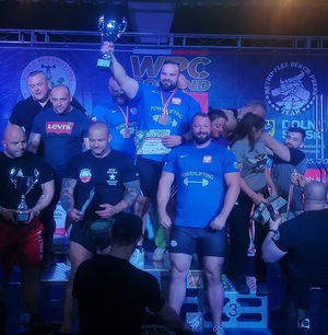 zdjęcie kolorowe: asp. szt. Krzystof Banaś wspólnie z kolegami na podium