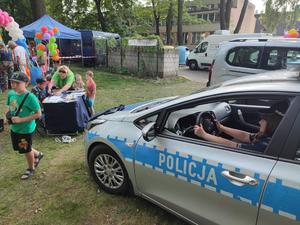 Zdjęcie kolorowe przedstawia policyjny radiowóz udostępniony dla najmłodszych mieszkańców Katowic w ramach rodzinnego pikniku.