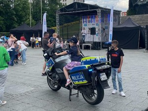 Zdjęcie kolorowe przedstawia policyjny motocykl udostępniony dla najmłodszych mieszkańców miasta podczas festynu.