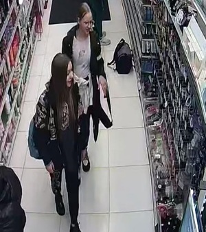 zdjęcie kolorowe: dwie młode kobiety w sklepowej lejce podejrzewane o kradzież biżuterii