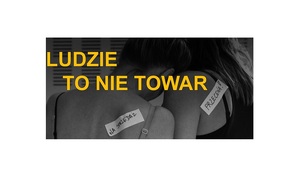 zdjęcie czarno-białe: dwie kobiety stojące tyłem i napis o treści: ludzie to nie towar