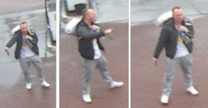 zdjęcie kolorowe: mężczyzna w jasnych spodniach, białek koszulce i czarnej kurtce podejrzewany o zniszczenie szlabanu