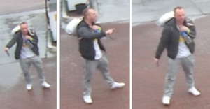 zdjęcie kolorowe: mężczyzna w jasnych spodniach, białek koszulce i czarnej kurtce podejrzewany o zniszczenie szlabanu