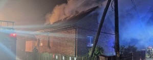 zdjęcie kolorowe: płonący dom policjanta i jego rodziny
